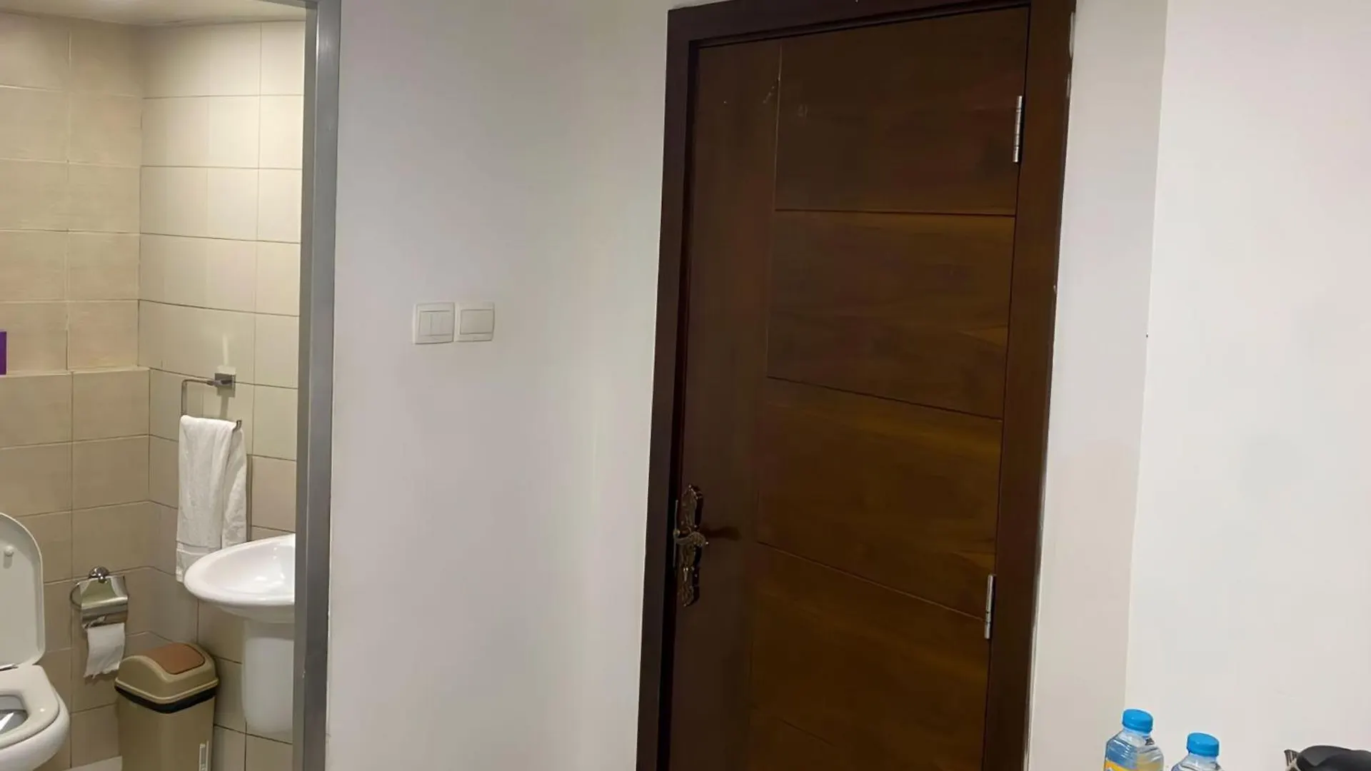 Affordable Master Room Stay Abu Dhabi Hostel