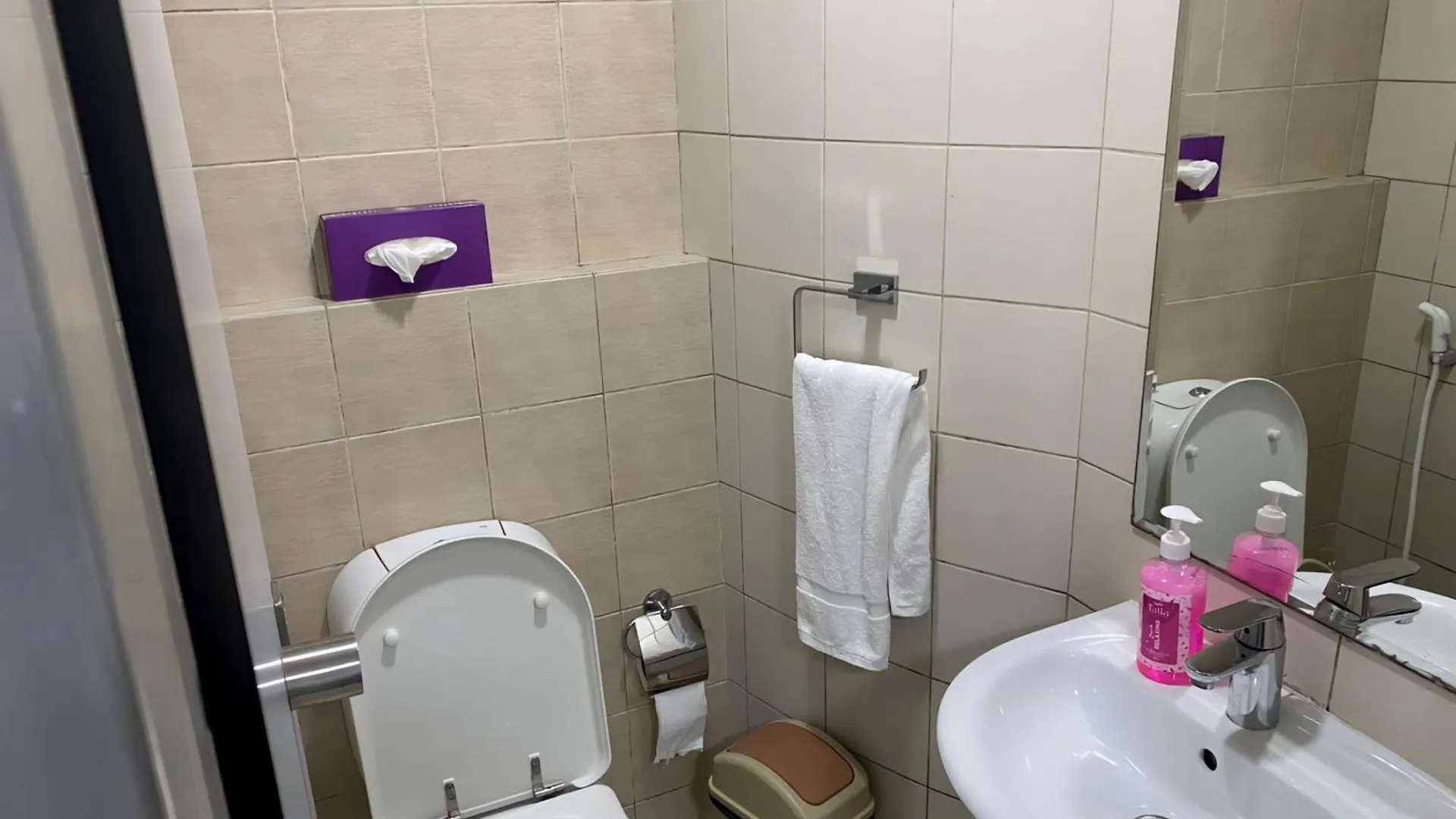 Hostel Affordable Master Room Stay Abu Dhabi United Arab Emirates