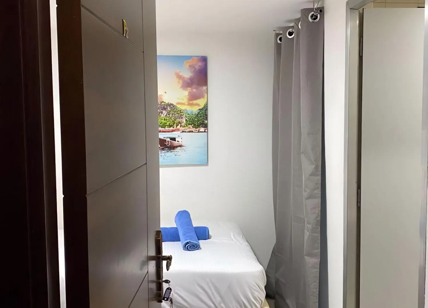 Affordable Master Room Stay Abu Dabi 0*,  Emiratos Árabes Unidos